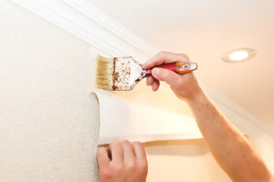 Pose de papier peint à la Feuillade — revêtements muraux et toiles de verre